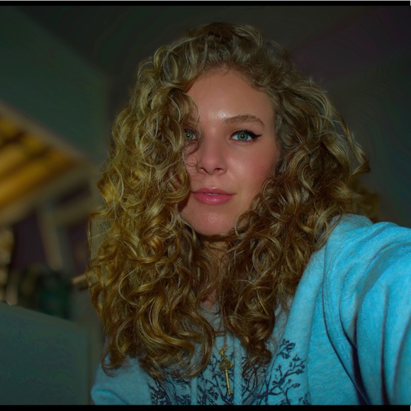 Meet your Posher, Lauren - Picture 3 of 3